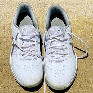 white tennis sneakers